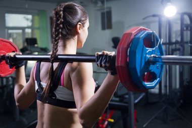 spor salonunda kadın