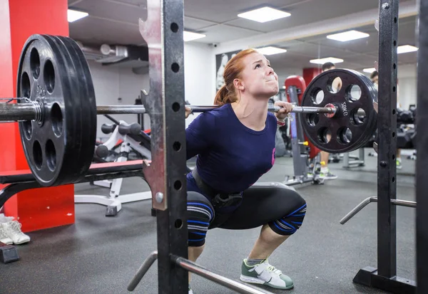 Spor salonunda kadın — Stok fotoğraf