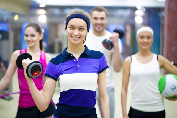 Sporty people in gym — Stock Photo, Image
