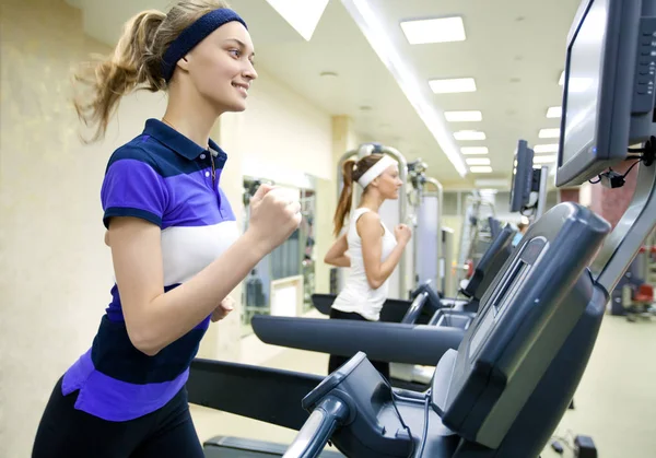 Sportiga människor i gymmet — Stockfoto