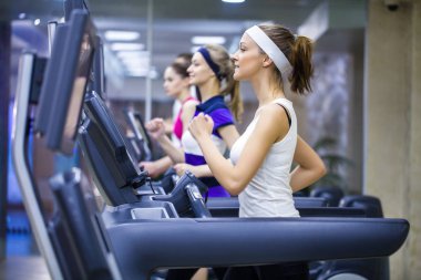 Sportif insanlar jimnastik salonu