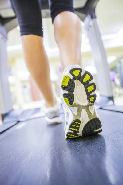 Sportiga människor i gymmet — Stockfoto