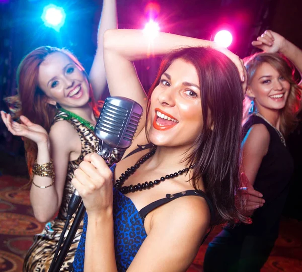 Young girl singing — Stock Photo, Image