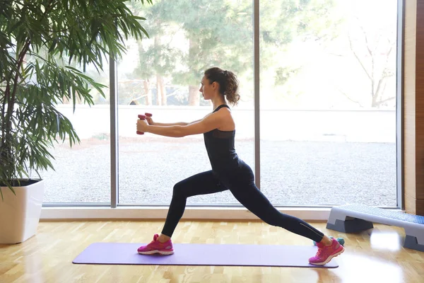 Sporty people in gym — Stock Photo, Image