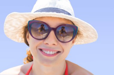 Sahilde ptretty kadın