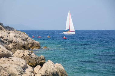 Denizde yelkenli yat