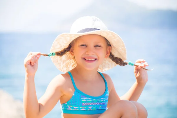 Niña en la playa del mar — Foto de Stock