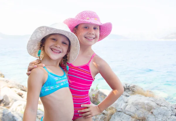 Küçük kızları deniz plaj — Stok fotoğraf