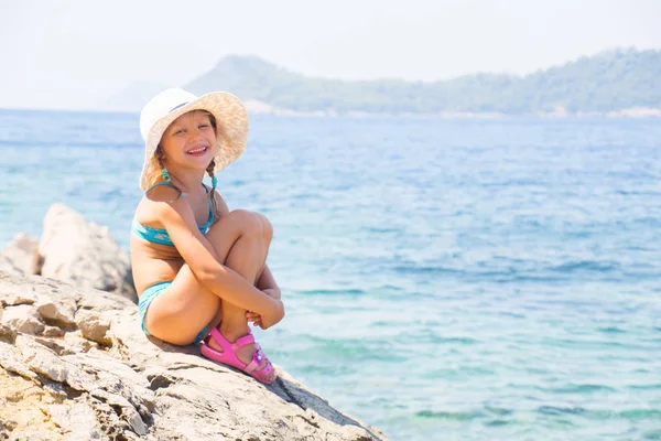 Deniz kıyısındaki küçük kız — Stok fotoğraf