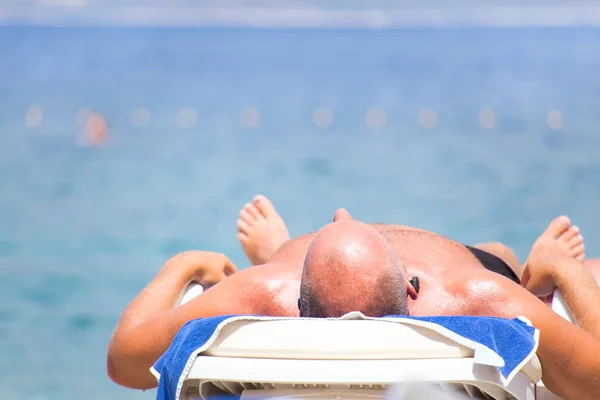 Homem relaxante na praia — Fotografia de Stock