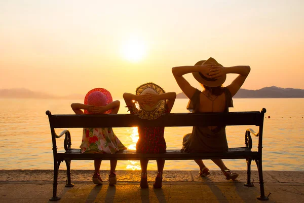 Gezin met kinderen bij zonsondergang aan zee — Stockfoto