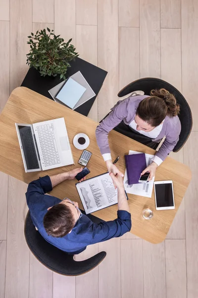 Zakenmensen die op kantoor werken — Stockfoto