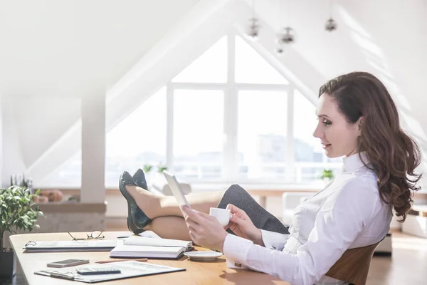 Femme d'affaires travail à la maison — Photo