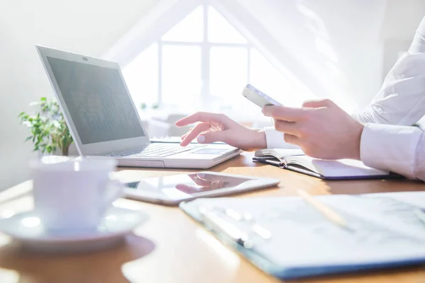 Affärskvinna arbete i office — Stockfoto