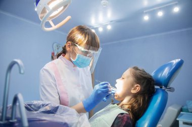 Dişçideki küçük kız.