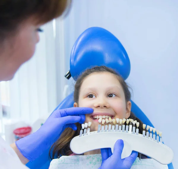 Niña en el dentista — Foto de Stock