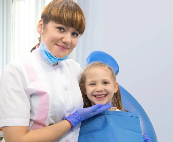 Маленькая девочка у дантиста — стоковое фото