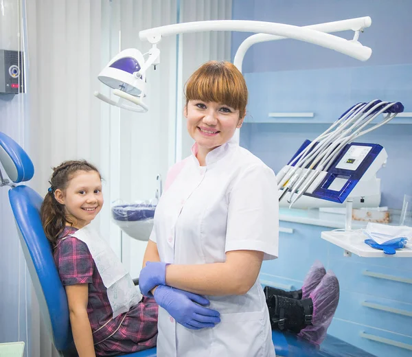 Niña en el dentista — Foto de Stock