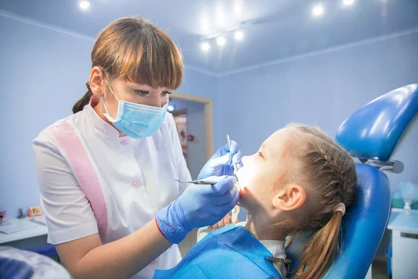 Niña en el dentista — Foto de Stock