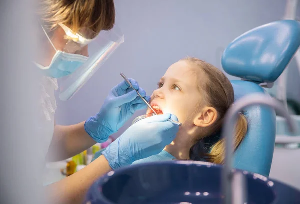 Niña en el dentista — Foto de Stock