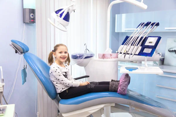 Niña en el dentista — Foto de Stock