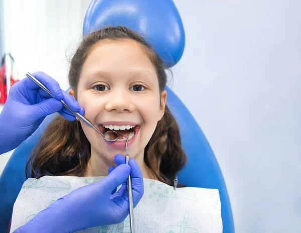 Niña en el dentista — Foto de Stock