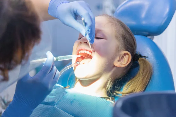 Κοριτσάκι στον οδοντίατρο. — Φωτογραφία Αρχείου