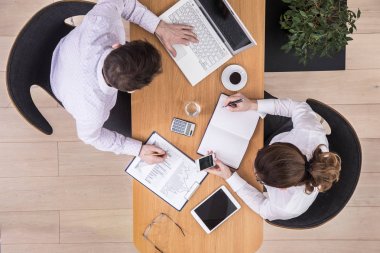 Ofiste çalışan iş adamları.