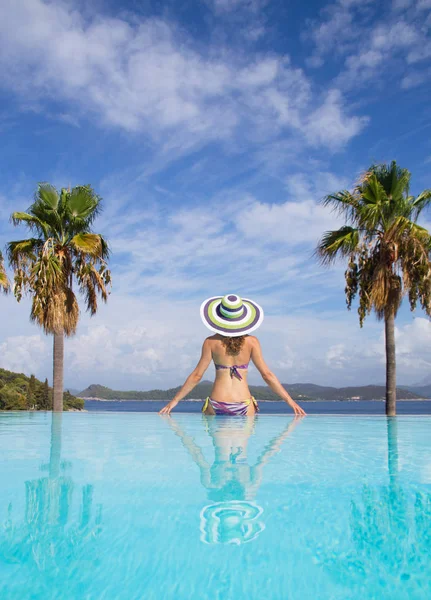 Ptretty mujer en la playa — Foto de Stock