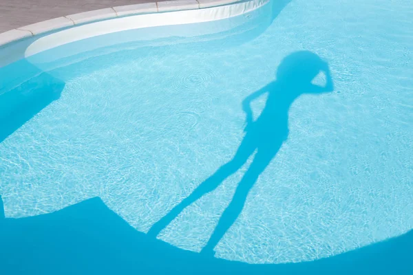 Ptretty vrouw op het strand — Stockfoto