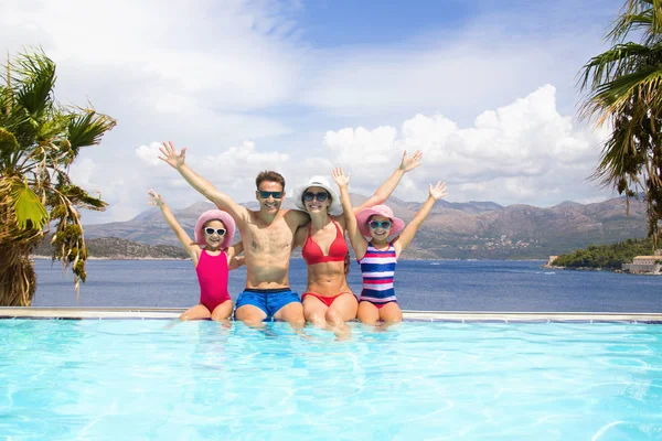 Familie in resort — Stockfoto