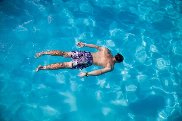 Hombre swins en piscina —  Fotos de Stock