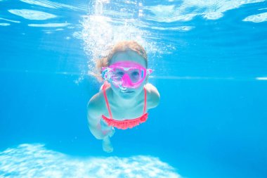 Yüzme havuzundaki kız