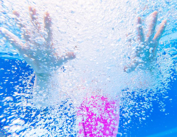 Menina na piscina — Fotografia de Stock