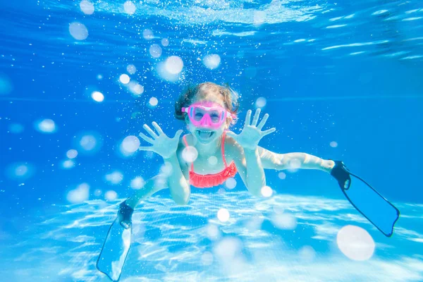 Menina na piscina — Fotografia de Stock