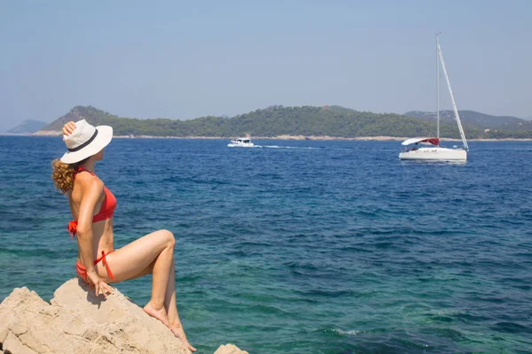 Ptretty vrouw op het strand — Stockfoto