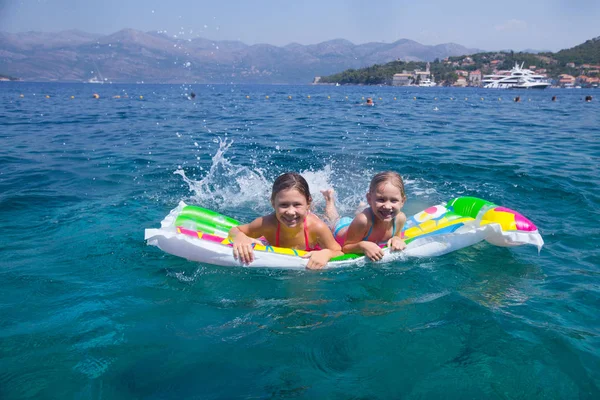 Niñas nadando en el mar — Foto de Stock