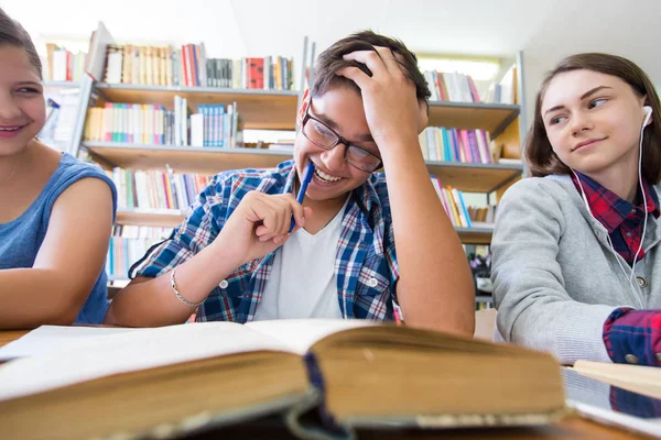Tonåringar i skolans bibliotek — Stockfoto