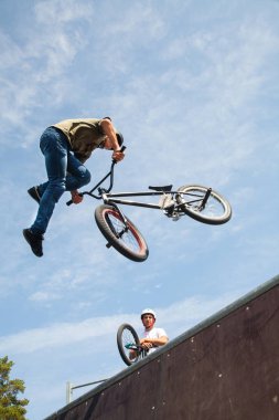BMX Rampa üzerinde bicycler