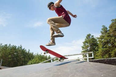 kaykay üzerinde atlama teenagerr
