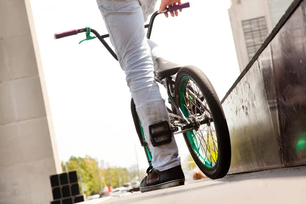 BMX bicycler en la calle — Foto de Stock