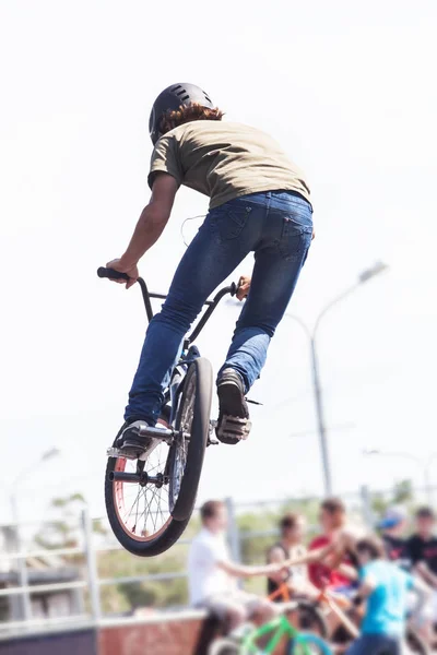 BMX bicycler over rampa — стоковое фото