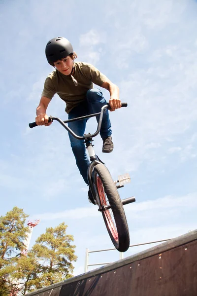 BMX велосипедист над рампою — стокове фото