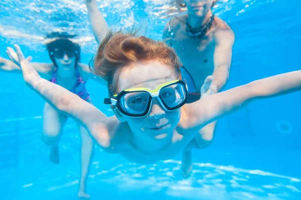 Menino na piscina — Fotografia de Stock