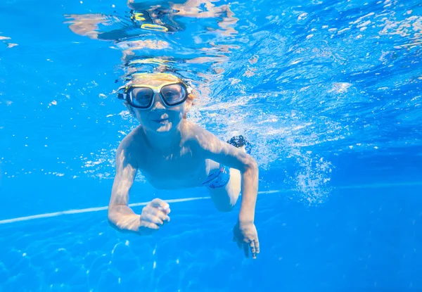 Niño en la piscina — Foto de Stock