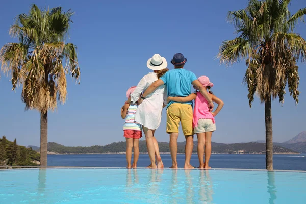 Familie over sea resort — Stockfoto