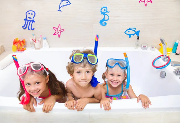 Kinder spielen im Badezimmer — Stockfoto