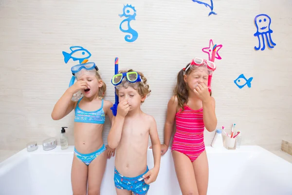 Children play in the bathroom — Stock Photo, Image