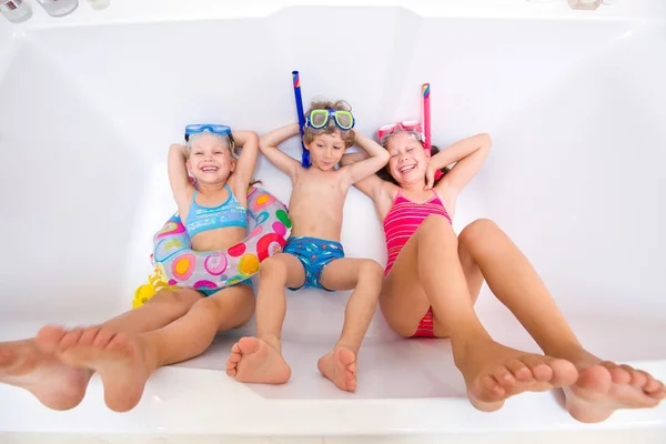 Kinder spielen im Badezimmer — Stockfoto