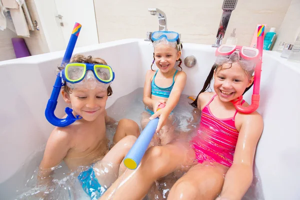 Kinder spielen im Badezimmer — Stockfoto